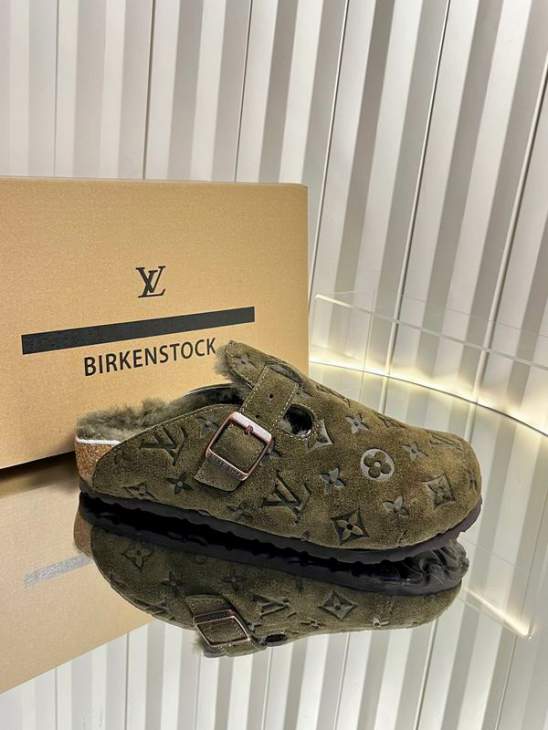 Picture of Louis Vuitton Slippers _SKULVsz35-46mnq11041078